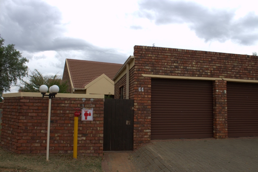 2 Bedroom Property for Sale in Langenhovenpark Free State